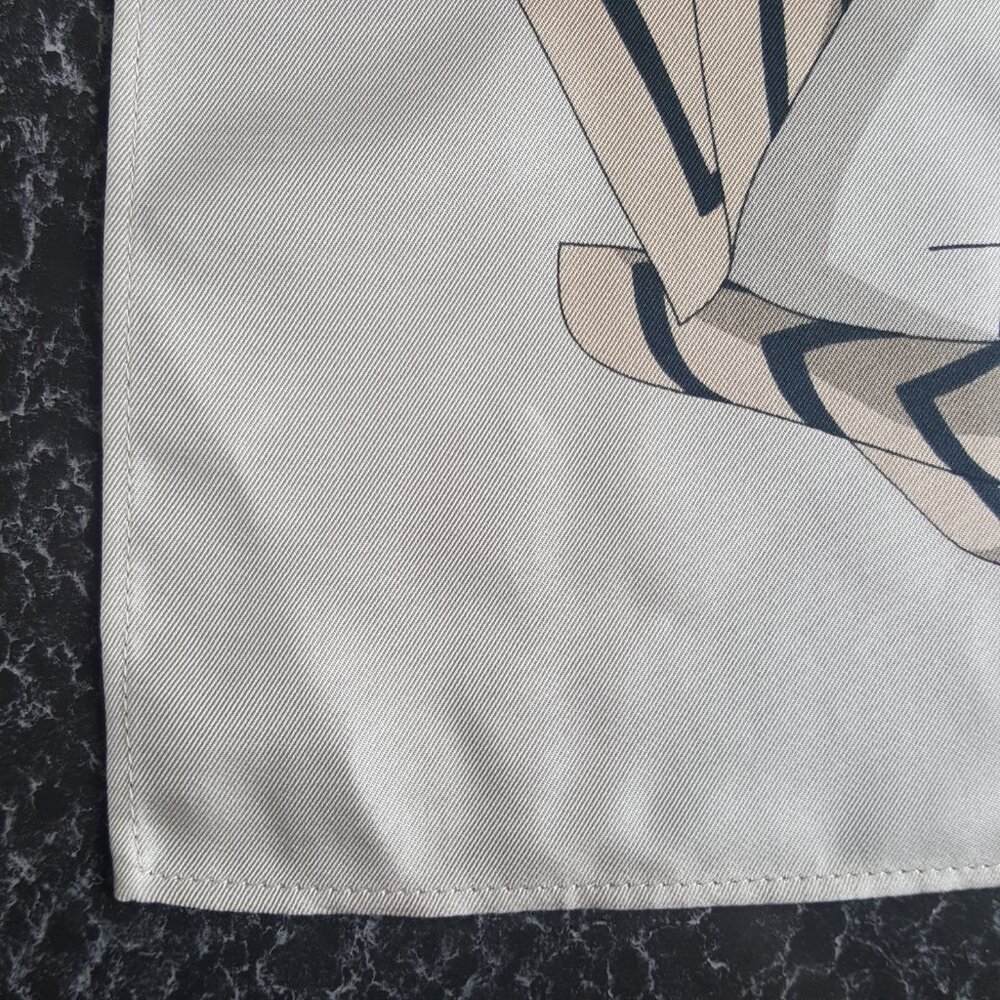 TOTEME ! 100% Silk Scarf , knotted Monogram (57X57CM) - Picture 8 of 11